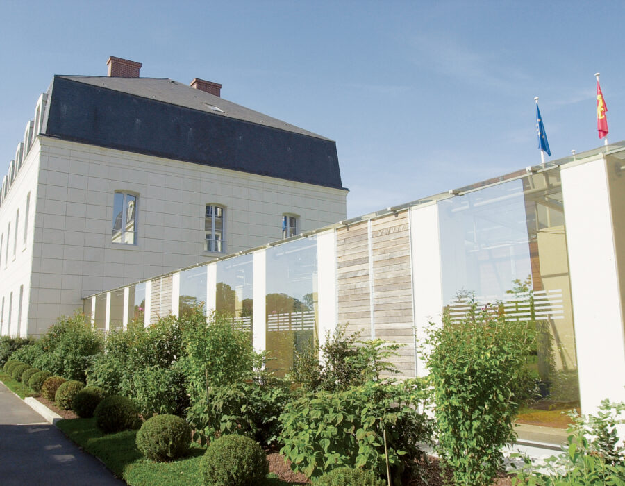 Vue extérieure d'une verrière reliant deux bâtiments 