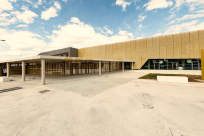 Parvis couvert du Lycée Joséphine Baker 