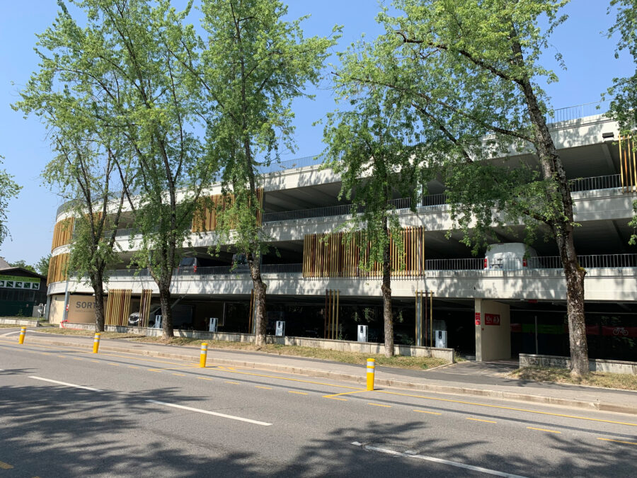 Vue latérale du Parking 4 nivaux du parc des sports d'Annecy 