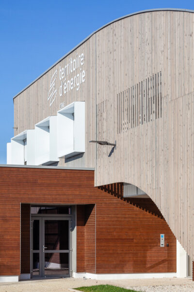 entrée de la maison de l'énergie réhabilitation d'un immeuble de bureaux 