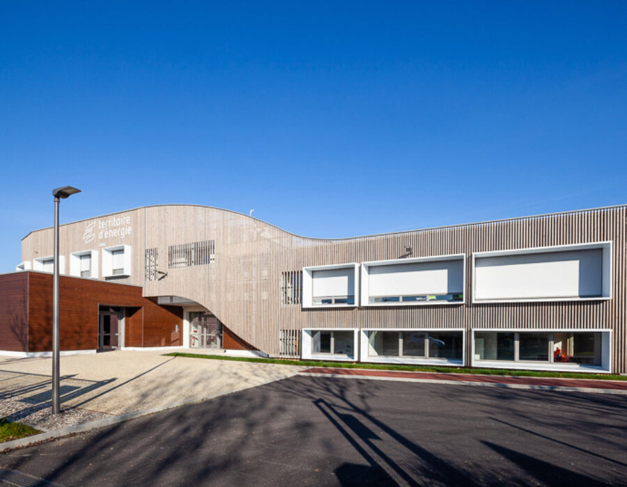 façade de la maison de l'énergie réhabilitation d'un immeuble de bureaux 