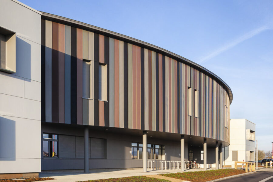 Entrée du centre de formation kiné de Damigny, façade arrondie, ornée de rayures brunes 