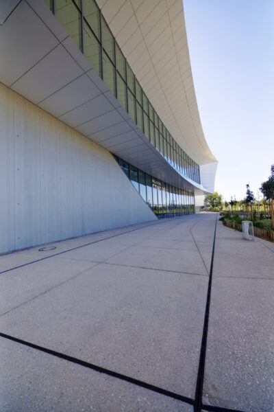 Vue de côté de la façade du palais des Congrès du Co'Met Orléans 