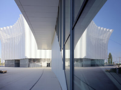 Façade du palais des Congrès d'Orléans reflétant les plis ondulants de l'Aréna 