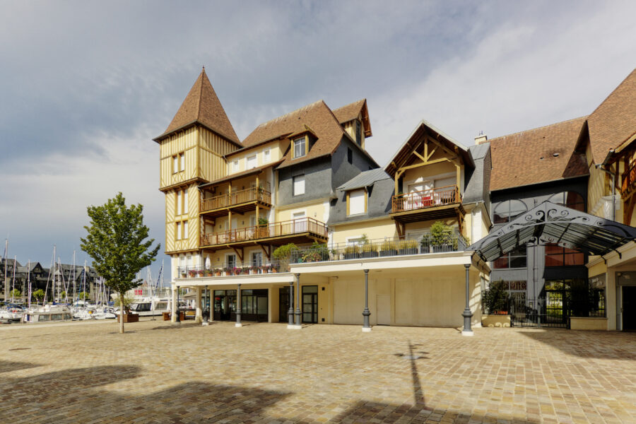 La Résidence de l'Horloge avec ses colombages rappelant l’architecture typiquement normande 