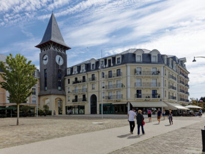 Place Gabrielle Chanel à Deauville et la résidence de l'Horloge dotée de 33 appartements d’exception au style néo-normand 