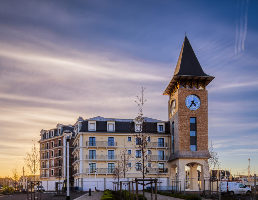 Le résidence de l’Horloge sur la presqu’île de la Touques et son emblématique horloge Huchez dotée de 4 cadrans monumentaux de 3,40 mètres 